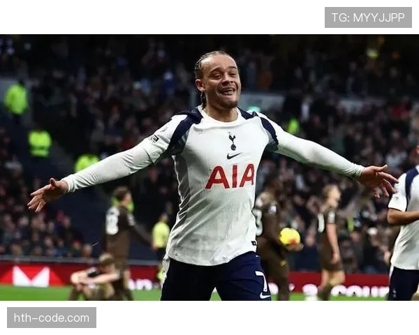 哈维·西蒙斯欧冠表现抢眼，助球队强势晋级下一轮